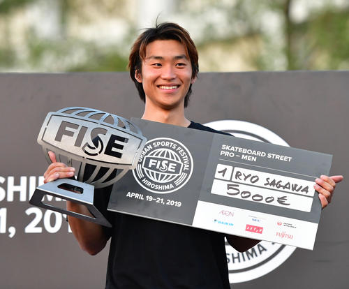 スケートボード決勝　優勝し表彰台で笑顔をみせる佐川涼（撮影・清水貴仁）