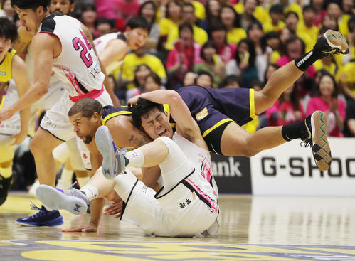 栃木対秋田　第2Q、栃木ギブス（上）とボールを奪い合う秋田野本（撮影・野上伸悟）