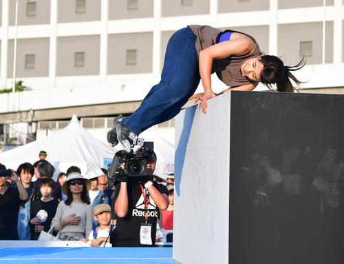 FIG・W杯　パルクール　フリースタイル女子決勝　詰めかけた観客の前でパフォーマンスを披露する泉ひかり（撮影・清水貴仁）