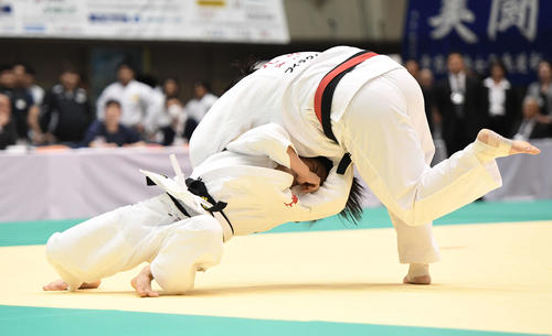初戦で児玉に敗れた中村（下）（撮影・鈴木みどり）