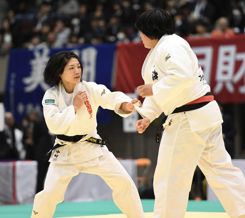 初戦で児玉（右）に敗れた中村（撮影・鈴木みどり）