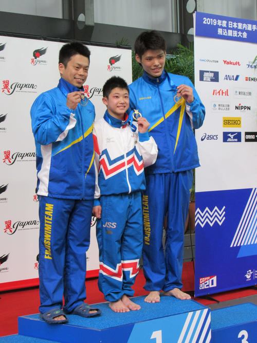 男子高飛び込みで優勝した中1の玉井陸斗（中）（撮影・益田一弘）