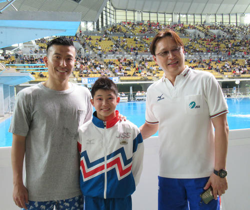 男子高飛び込みで優勝した中1の玉井陸斗。右は馬渕コーチ、左はチームメートの寺内健（撮影・益田一弘）