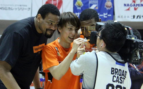 新潟対横浜　横浜戦MVP賞の五十嵐は笑顔でカメラにサイン。ハミルトンとガードナーもお茶目な表情を見せる（撮影・浦部歩）