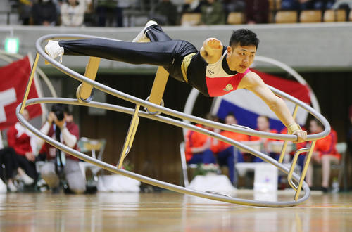斜転の演技を披露する日本の高橋靖彦