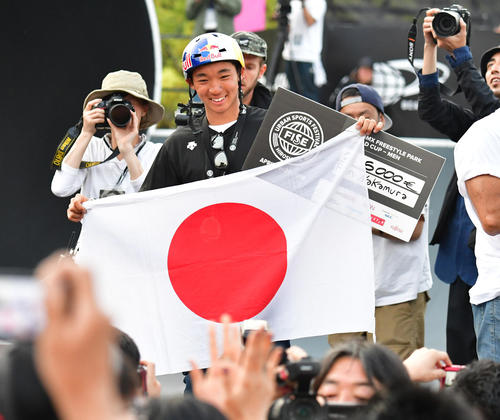 2位となり日の丸を手に笑顔を見せる中村輪夢（撮影・清水貴仁）