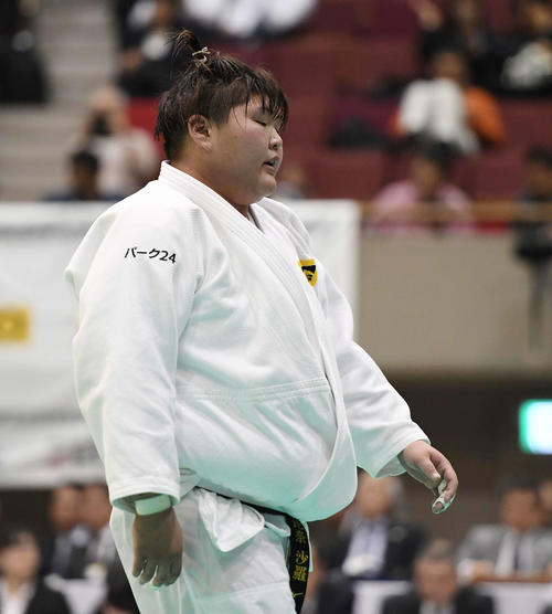 反則負けで優勝を逃し、悔しそうな表情の朝比奈（撮影・鈴木みどり）