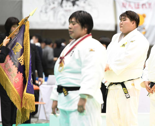優勝した素根（手前）の表彰を浮かない表情で見る朝比奈（撮影・鈴木みどり）