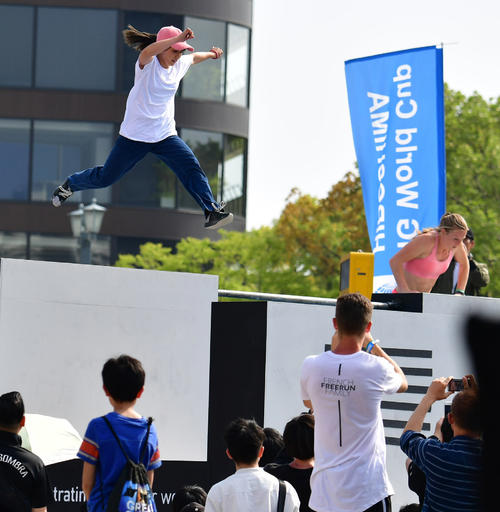 ピードラン女子決勝　軽快な動きでゴールに向かい優勝を果たす泉ひかり（手前）（撮影・清水貴仁）