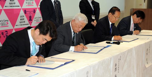 締結式で協力協定書にサインする、左から白石市・山田市長、仙台大・朴沢理事長、立川市・清水市長、柴田町・滝口町長