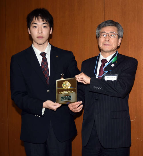 仙台城南高男子フェンシング部藤沢主将（左）が宮城県佐野好昭副知事（右）から記念品を贈呈される＝（撮影・相沢孔志）