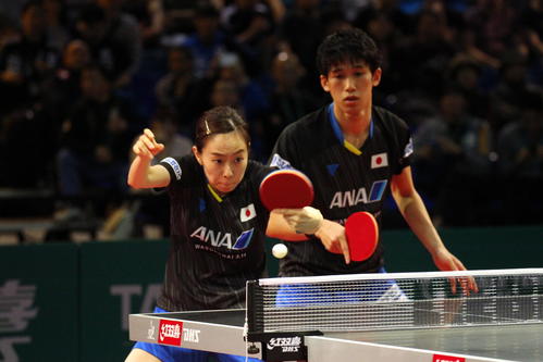 混合ダブルス初戦に臨む石川佳純（左）と吉村真晴（撮影・三須一紀）