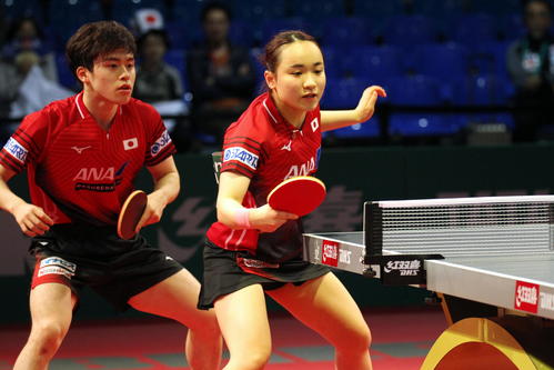 伊藤美誠はこの日3試合目となる混合ダブルス2回戦に臨む。左は森薗政崇（撮影・三須一紀）