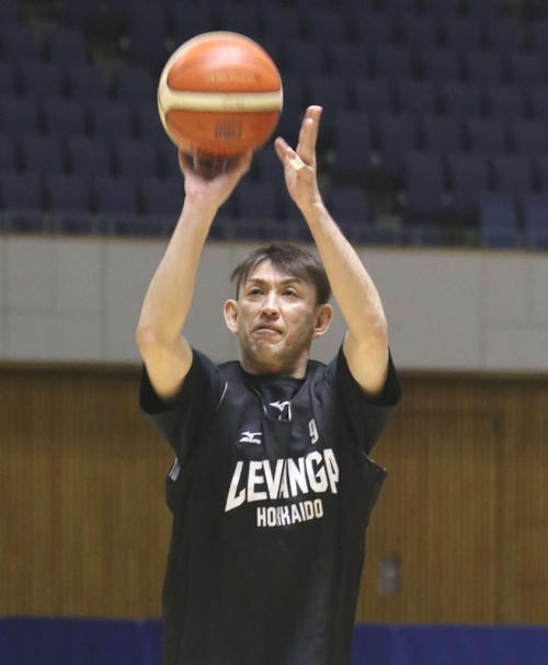 シュートを放つレバンガ北海道の折茂（撮影・西塚祐司）