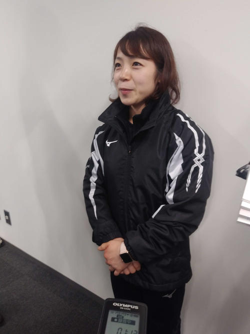 笑顔で大会を振り返る三宅