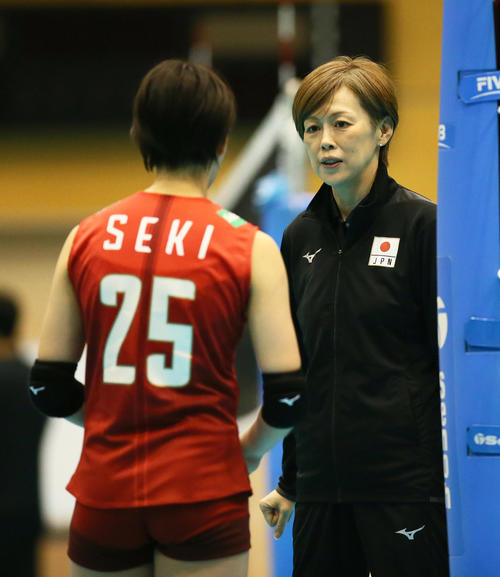 練習中、代表初選出の関（左）に声をかける中田監督（撮影・足立雅史）