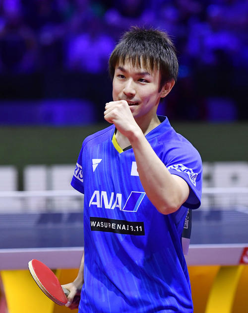 男子シングルス4回戦で勝利し、喜ぶ丹羽孝希（共同）