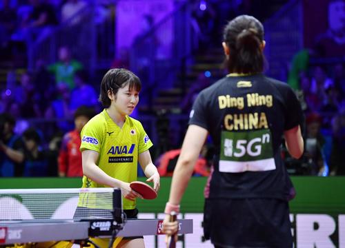 女子シングルス準々決勝　中国の丁寧（手前）に敗れた平野美宇（共同）