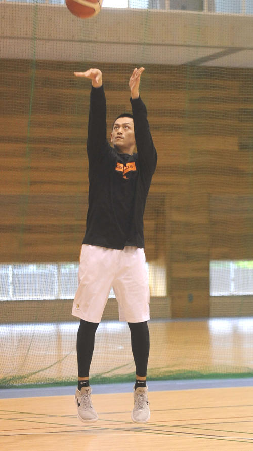 3点シュートの練習をする新潟SF池田