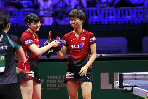 準決勝進出を決めて涙ぐむ佐藤瞳（右）と橋本帆乃香（撮影・三須一紀）