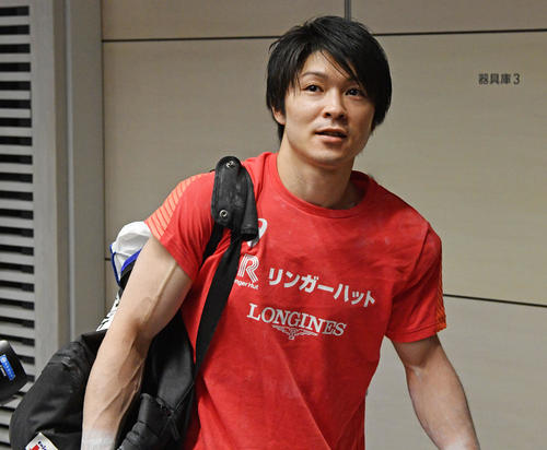 予選を終え引き揚げる内村（撮影・滝沢徹郎）