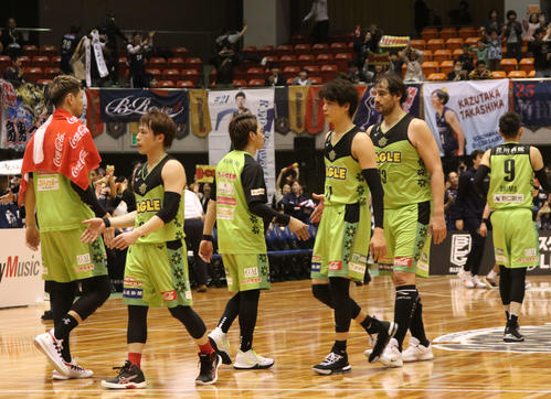 横浜対北海道　試合に敗れ肩を落とすレバンガ北海道の選手たち（撮影・浅水友輝）