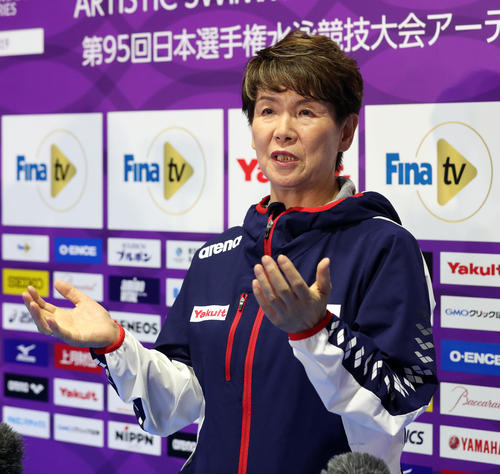 取材に応じる井村ヘッドコーチ（撮影・大野祥一）