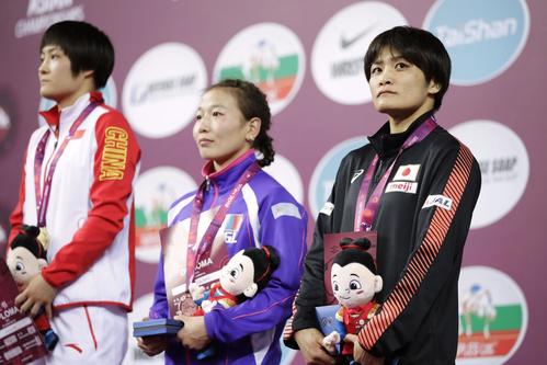 女子57キロ級で銅メダルの伊調馨（右）。準決勝で北朝鮮選手に敗れた（共同）