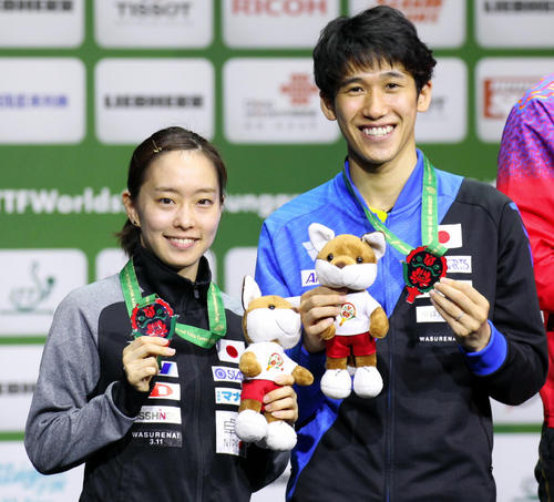 混合ダブルスで銀メダルを獲得し、表彰台で笑顔を見せる石川（左）と吉村（撮影・三須一紀）