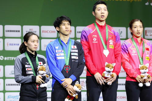 混合ダブルスで銀メダルを獲得した左から石川佳純と吉村真晴は中国の国歌を真剣な表情で聞く（撮影・三須一紀）