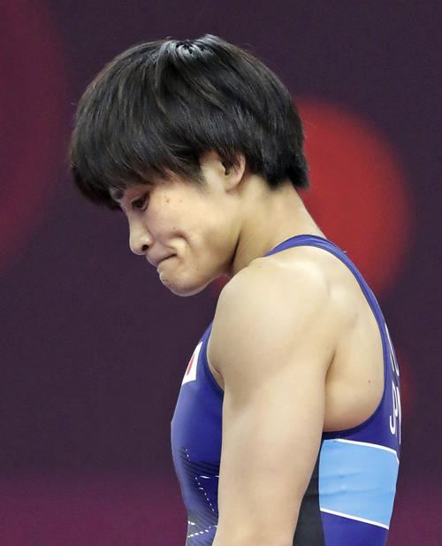 女子57キロ級準決勝で北朝鮮選手に敗れ、厳しい表情の伊調（共同）