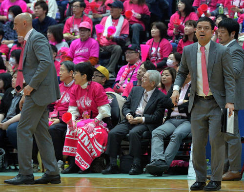 ペップHC（左）の側近としてベンチから声をかける秋田・前田アシスタントコーチ（右）