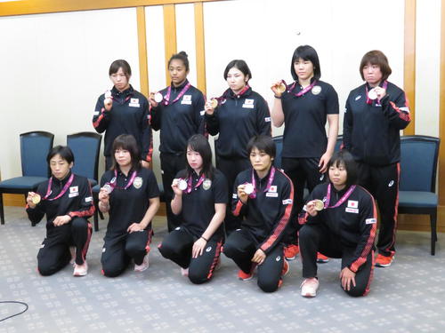 アジア選手権から帰国し取材に応じる伊調馨（前列右から2人目）ら女子レスリング日本代表の選手たち（撮影・松熊洋介）