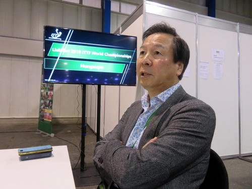卓球世界選手権会場で取材に応じる宮崎義仁強化本部長（撮影・三須一紀）