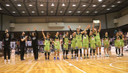 横浜対北海道　B1残留を決め喜ぶレバンガ北海道の選手たち（撮影・浅水友輝）