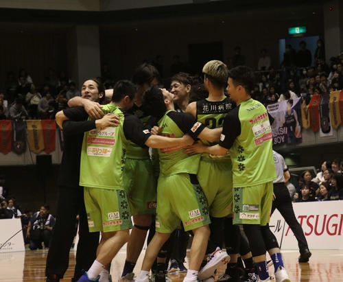 横浜対北海道　B1残留を決め抱き合うレバンガ北海道の選手たち（撮影・浅水友輝）