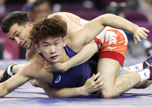 ウズベキスタン選手（上）の攻めをこらえる片桐大夢（共同）
