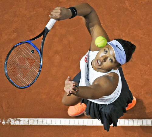 準々決勝のベキッチ戦でサーブを打つ大坂なおみ（AP）