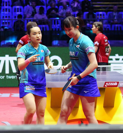 女子ダブルス準決勝で試合中、相談をする伊藤美誠（左）と早田ひな（撮影・三須一紀）
