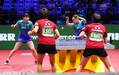 日本ペア対決となった女子ダブルス準決勝でスマッシュを打ち込む伊藤美誠（左から3人目）と早田ひな（左端）（撮影・三須一紀）