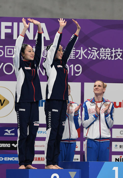 デュエットフリー　2位の乾（中央）、吉田（左）組は表彰台で笑顔で手を振る（撮影・鈴木みどり）