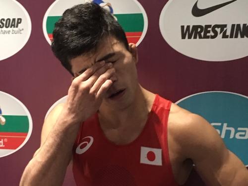 レスリングのアジア選手権男子グレコ60キロ級の2回戦で敗れ悔し涙をみせた文田