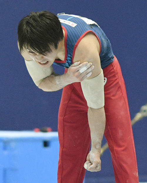 平行棒の演技の途中で苦しい表情で左肩を押さえる内村（19年4月26日撮影）