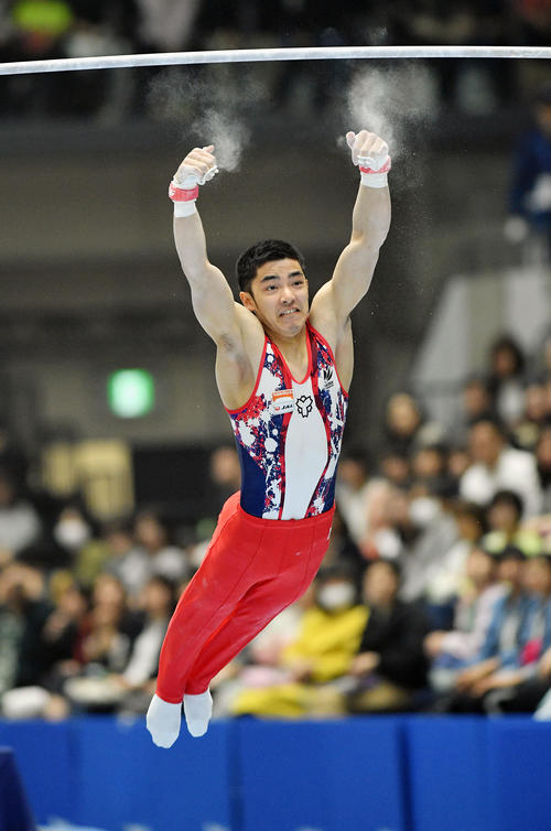 男子決勝の鉄棒で落下する白井（撮影・滝沢徹郎）