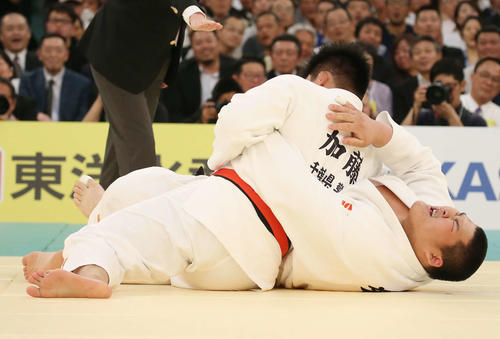 3回戦　加藤博（上）に後ろけさ固めで敗れる斉藤（撮影・河田真司）