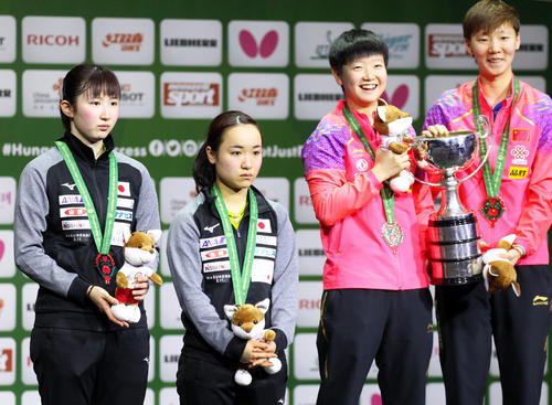 銀メダルにも笑顔がない、左から早田ひな、伊藤美誠（2019年４月28日撮影）