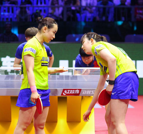 女子ダブルス決勝で伊藤美誠（右）と早田ひなは入念にコミュニケーションを取る（2019年４月28日撮影）