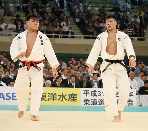 3回戦　両者反則負けジャッジを受ける佐藤和（左）と熊代（撮影・河田真司）