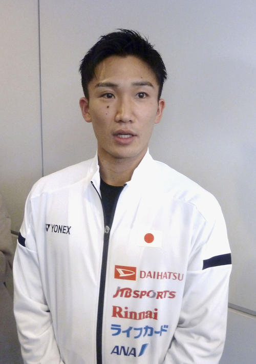 バドミントンのアジア選手権から帰国し、取材に応じる桃田賢斗（共同）