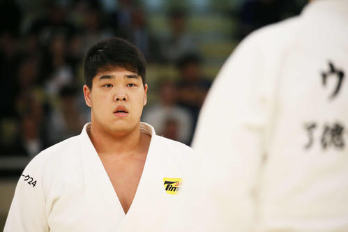 準決勝でウルフ（右）に敗れ、前をぼうぜんと見つめる小川（撮影・河田真司）